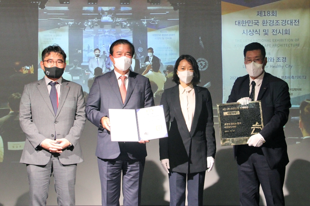 우철식 태영건설 부사장(왼쪽에서 두번째)이 국토교통부와 사단법인 한국조경학회가 주최한 제11회 대한민국 조경대상 대통령상을 수상한 뒤 기념촬영을 하고 있다. / 사진제공=태영건설