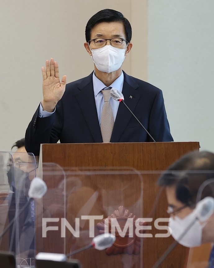 방문규 한국수출입은행장이 13일 국회에서 열린 기획재정위원회 국정감사에서 증인선서하고 있다./사진=임지윤 기자
