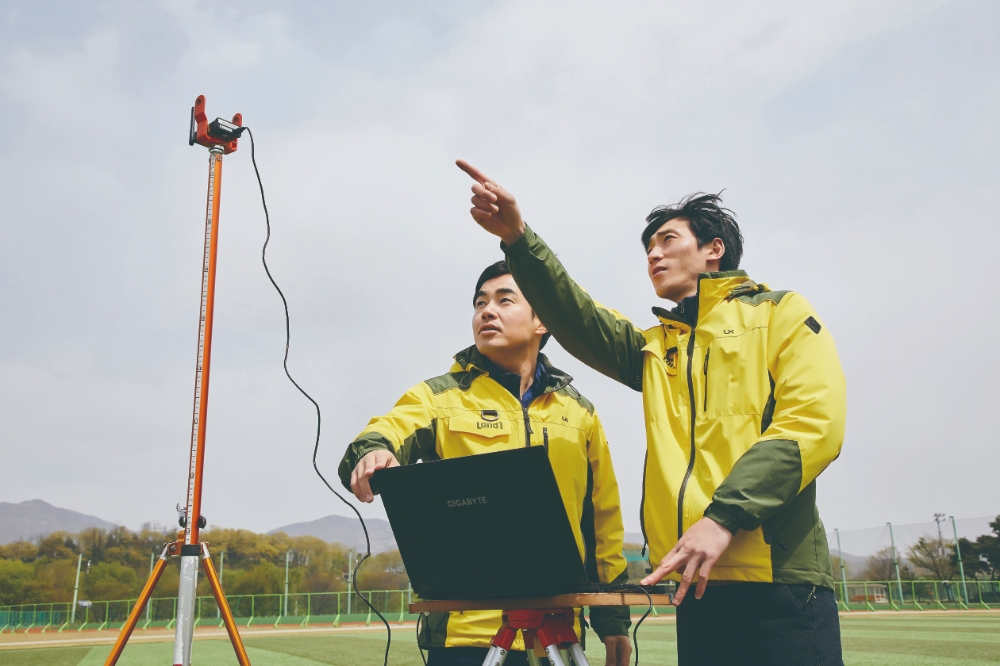 LX공사 직원들이 측량을 하고 있다. /사진제공=LX공사