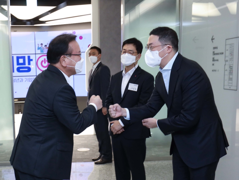 21일 마곡 LG사이언스파크에서 열린 청년희망ON 간담회 행사에서 김부겸 국무총리(왼쪽)과 구광모 LG 대표(오른쪽)가 인사하고 있다. 사진=LG전자