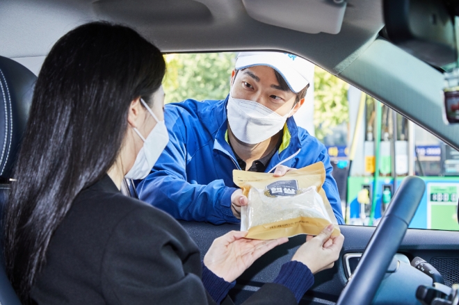 현대오일뱅크는 1일부터 30일까지 전국 2600여 개 주유소와 충전소에서 보너스카드 고객에게 햅쌀을 증정하는 ‘햅쌀가득 마음가득’ 이벤트를 진행한다. 사진=현대오일뱅크.