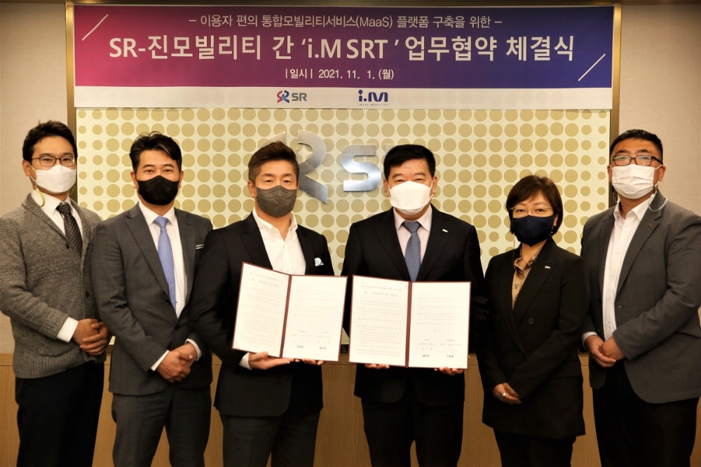 1일 SR 수서 본사에서 ‘i.M SRT’ 업무협약식이 진행됐다. 이날 행사에 참석한 SR 최덕율 영업본부장(왼쪽 네 번째)과 이성욱 진모빌리티 공동대표이사(왼쪽 세 번째). / 사진제공=SR