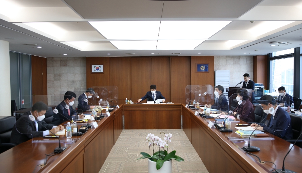 김윤식 신협중앙회장(가운데)이 신협 금융소비자보호 내부통제위원회 회의를 주관하고 있다. /사진제공=신협중앙회