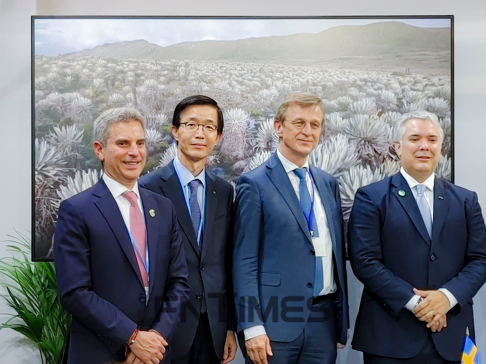 (왼쪽부터) 카를로스 에두아르도 꼬레아(Carlos Eduardo Correa) 콜롬비아 환경부 장관과 방문규 한국수출입은행장, 스테판 오피츠(Stephan Opitz) KfW 경영위원회 위원, 이반 두케(Ivan Duque) 콜롬비아 대통령이 지난 2일(현지 시간) 유엔 기후변화협약 당사국총회(COP26)가 열린 영국 글래스고에서 '콜롬비아 지속가능 및 회복력있는 성장 프로그램 협약서'에 서명한 뒤 기념촬영하고 있다./사진=한국수출입은행