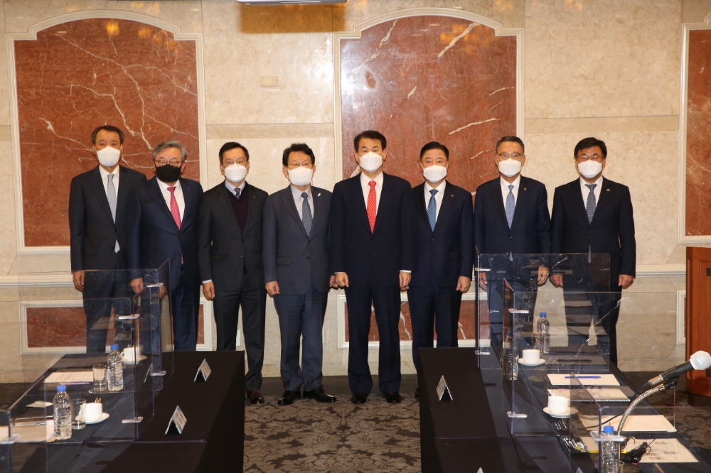 정은보 금융감독원장(가운데)이 11일 지방은행장과 간담회를 가졌다. 왼쪽부터 서현주 제주은행장과 임성훈 DGB대구은행장, 서한국 전북은행장, 김광수 은행연합회장, 정은보 금융감독원장, 안감찬 BNK부산은행장, 송종욱 광주은행장, 최홍영 BNK경남은행장. /사진제공=금융감독원