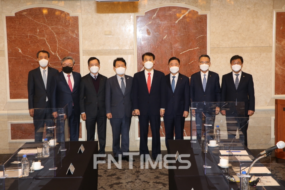 (왼쪽부터) 서현주 제주은행장, 임성훈 대구은행장, 서한국 전북은행장, 김광수 은행연합회장, 정은보 금융감독원장, 안감찬 부산은행장, 송종욱 광주은행장, 최홍영 경남은행장이 11일 서울 여의도 켄싱턴호텔에서 열린 지방은행장과의 간담회에서 기념촬영하고 있다./사진=금융감독원