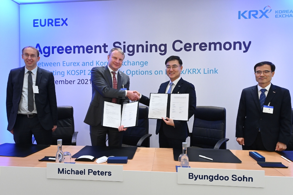 한국거래소는 11월 16일 유럽 최대 파생상품거래소인 유렉스(Eurex)와 유렉스연계 코스피200 위클리 옵션 야간시장 개설을 위한 계약을 체결했다. (왼쪽부터) 유렉스 란돌프 로스 이사회 임원, 유렉스 마이클 피터스 CEO, KRX 손병두 이사장, KRX 정석호 상무. / 사진제공= 한국거래소(2021.11.17)