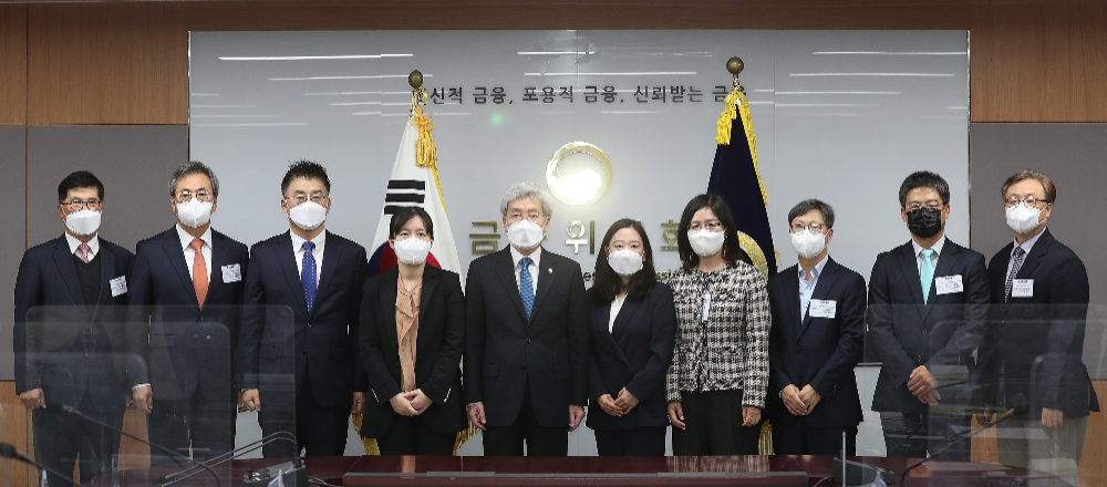 고승범 금융위원장이 18일 오후 서울 종로구 정부서울청사 금융위원회에서 공적자금관리위원회 및 매각심사소위원회 신규 위촉 위원 위촉식을 열고 위촉장을 수여했다. (왼쪽부터) 이정석 위원, 성재호 위원, 김도현 위원, 기은선 위원, 고승범 금융위원장, 최윤정 위원, 조연주 위원, 박성욱 위원, 정유철 위원, 이인무 위원./사진=금융위원회