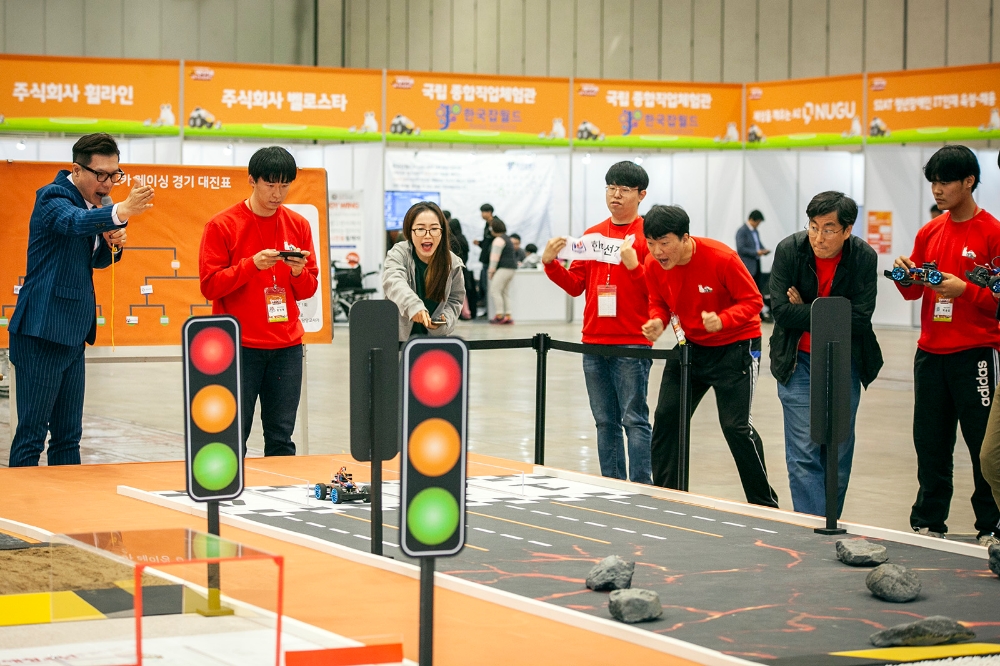 장애청소년 대상 ICT경진대회. 스마트카 경기에서 열띤 경쟁을 펼치고 있는 모습. 사진=SK텔레콤