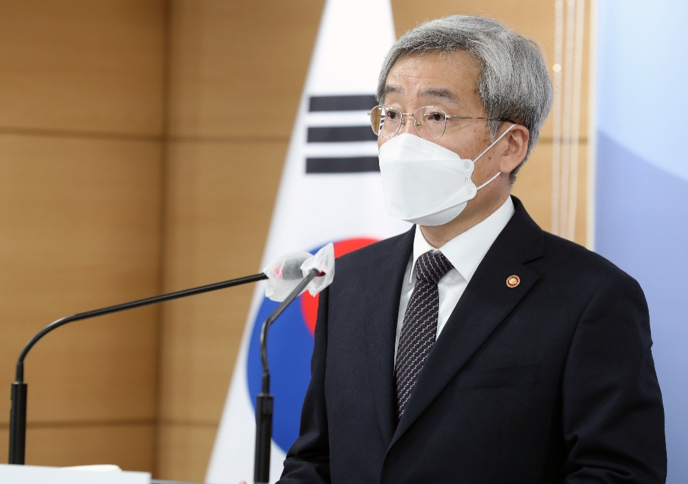 고승범 금융위원장이 3일 오전 서울 종로구 정부서울청사에서 온라인 기자간담회를 열고 금융정책 성과와 향후계획 등을 설명하고 질의응답했다. / 사진제공= 금융위원회(2021.12.05)