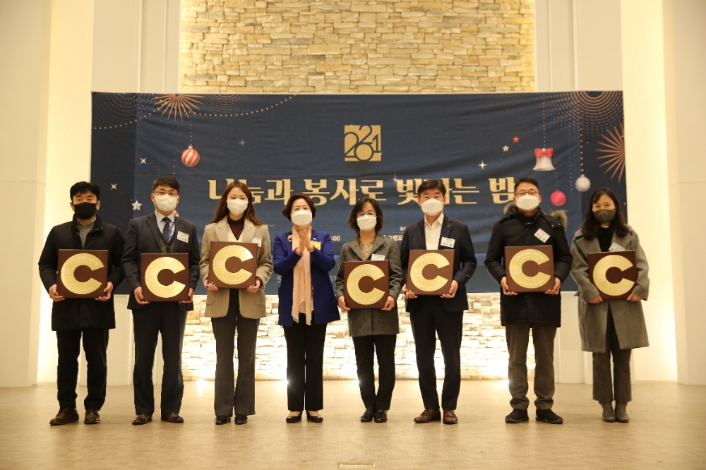 지난 2일 인천 문학경기장에서 인천사회복지협회 주최로 열린 ‘2021 나눔과 봉사로 빛나는 밤’ 행사에서 백인영 인천국제공항공사 ESG경영팀 대리(왼쪽에서 세 번째)가 공사를 대표해 ‘지역사회공헌 인정패’를 수여받은 후 이명숙 인천사회복지협의회 회장(왼쪽에서 네 번째)와 타 기관 수상자들과 기념촬영을 하고 있다. / 사진제공=인천국제공항공사