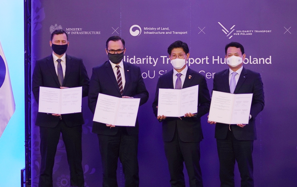 폴란드 현지시각 9일 오전(한국시각 9일 저녁) 폴란드 바르샤바 르네상스 호텔에서 열린 ‘폴란드 신공항 개발 협력추진을 위한 양해각서(MOU)’에서 인천국제공항공사 김경욱 사장(사진 오른쪽)이 양해각서 체결 후 양 정부 및 기관 참석자들과 기념촬영을 하고 있다. (왼쪽부터) 미코와이 빌드(Mikołaj Wild) 폴란드 신공항사 사장, 마르친 호라와(Marcin Horała) 폴란드 인프라부 신공항 특명전권대표, 노형욱 국토교통부 장관, 김경욱 인천국제공항공사 사장 모습. / 사진제공=인천국제공항공사