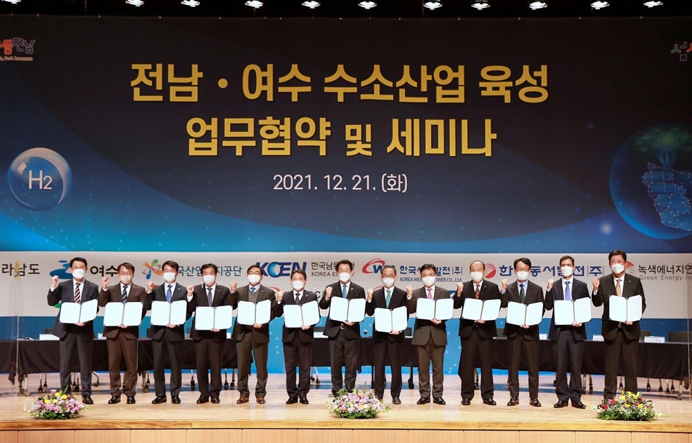 ‘전남·여수 수소 산업 육성 업무 협약식’ 기념사진. (왼쪽부터) 녹색에너지연구원 주동식 원장, 한국동서발전 김훈희 처장, 한국서부발전 최용범 부사장, 한국남동발전 정광성 부사장, 한국산업단지공단 박진만 본부장, 권오봉 여수 시장, 김영록 전남도지사, GS칼텍스 이두희 사장, 롯데케미칼 황진구 대표이사, ㈜한화 김맹윤 대표이사, 여천NCC 최금암 대표이사, 에어리퀴드코리아 기욤 코테 대표이사, 한양 김형일 대표이사. / 사진제공=한양