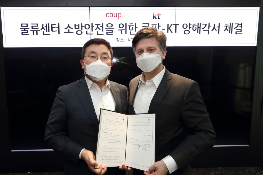 (왼쪽부터) 송재호 KT AI/DX융합사업부문장 부사장과 라이언 브라운 쿠팡 환경보건안전 총괄 부사장. 사진=KT