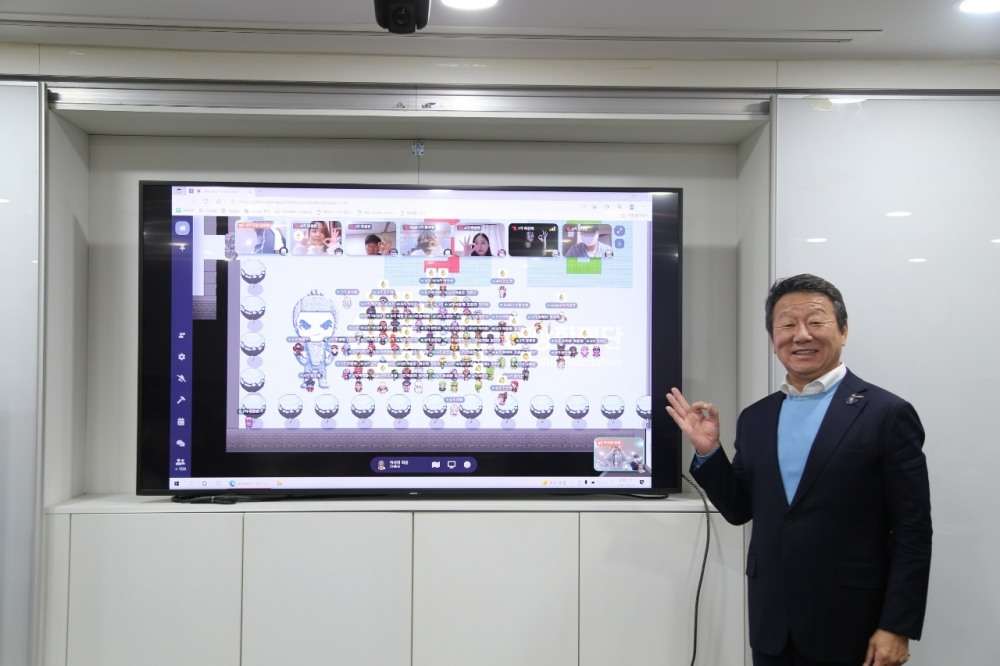 게더타운에 모인 ‘2021년 송년의 밤’ 참석자들과 최윤 OK금융그룹 회장. /사진제공=OK금융그룹