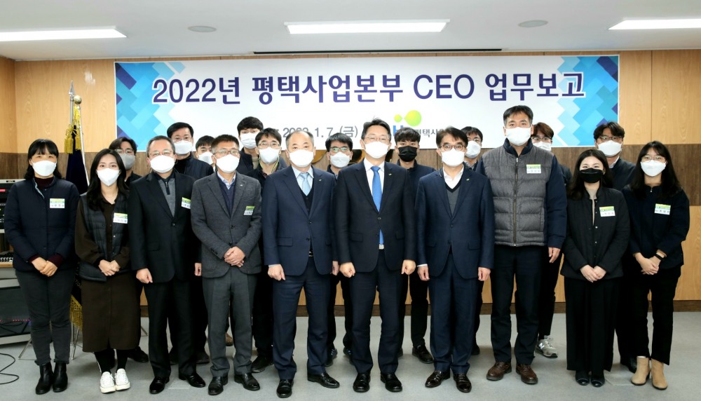 김현준 LH 사장(앞줄 오른쪽 다섯 번째)이 7일 평택사업본부 업무보고 후 직원들과 기념촬영을 하고 있다. /사진제공=LH