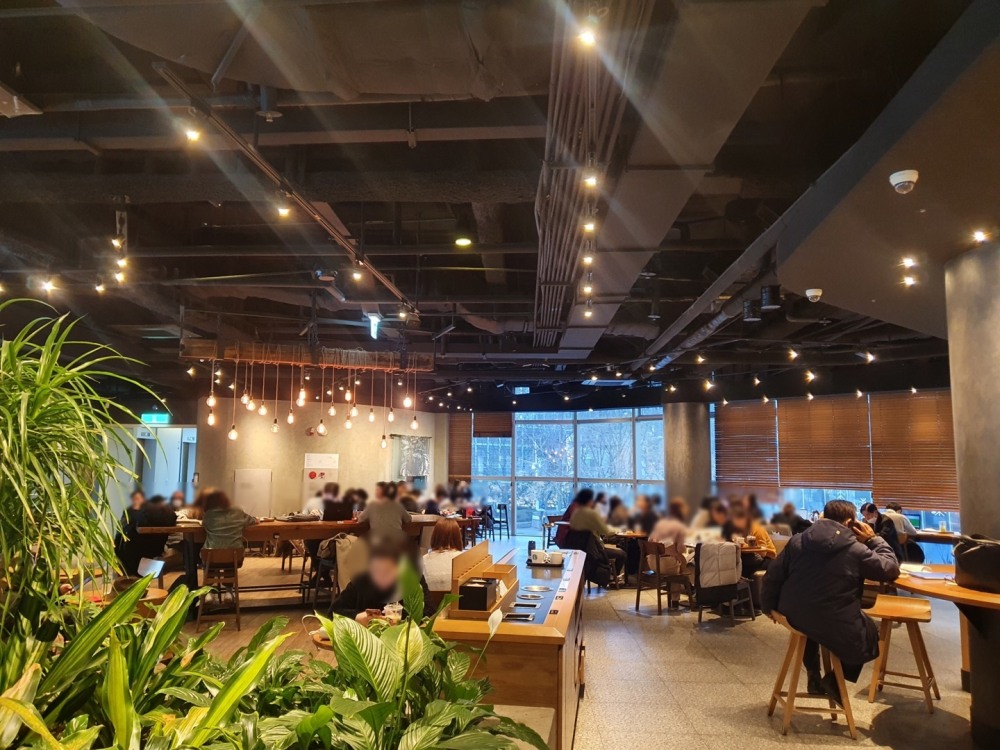 이마트의 계열사이자 국내 스타벅스를 운영하는 SCK컴퍼니가 서머캐리백 일회성 비용으로 3분기 영업이익이 감소했다.