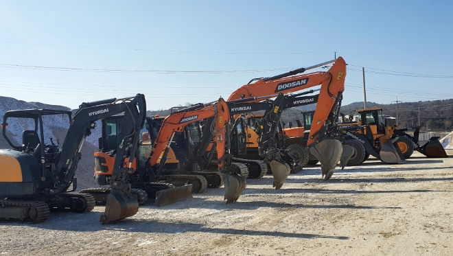 현대제뉴인(부회장 손동연) 계열사인 현대두산인프라코어(대표이사 조영철)와 현대건설기계(대표이사 최철곤)가 현대중공업그룹 편입 이후 처음으로 합동 품질 검사에 나섰다. 사진=현대제뉴인.