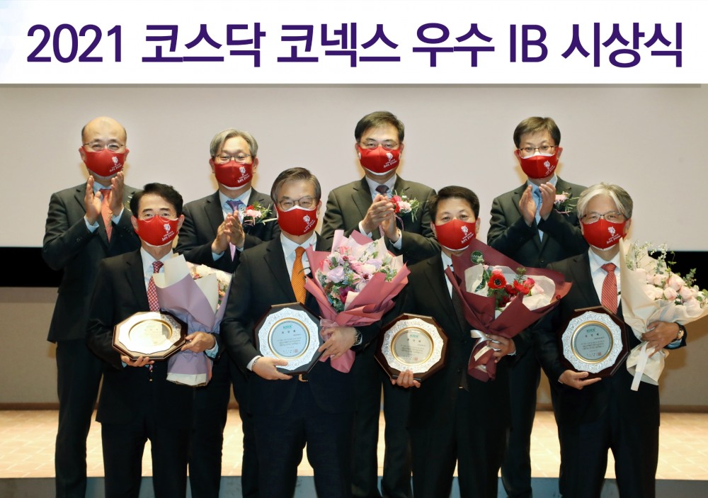 한국거래소는 21일 서울사옥 컨퍼런스홀에서 2021년 코스닥시장 우수IB로 대신증권과 한국투자증권을 선정하고, 코넥스시장 우수IB로는 교보증권과 IBK투자증권을 선정해 시상했다. (앞줄 왼쪽부터) 배영규 한국투자증권 IB그룹장, 오익근 대신증권 대표이사, 박봉권 교보증권 대표이사, 서병기 IBK투자증권 대표이사 (뒷줄 왼쪽부터) 정지헌 한국거래소 코스닥시장본부장보, 홍순욱 한국거래소 코스닥시장본부장, 손병두 한국거래소 이사장, 김기경 한국거래소 코스닥시장본부장보 / 사진제공= 한국거래소(2022.01.21)