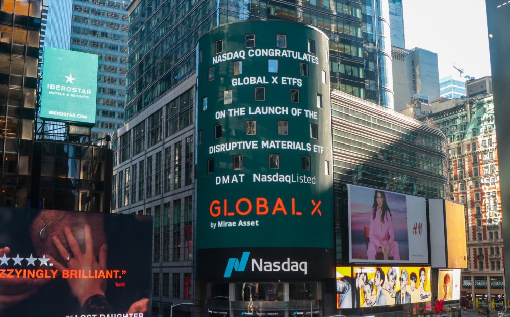 나스닥 전광판에 표시된 Global X Disruptive Materials ETF 상장 축하 메시지 / 사진제공= 미래에셋자산운용
