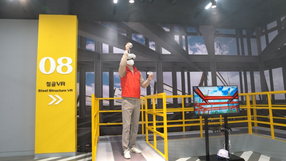‘세이프티 온(Safety On)’ 안전체험관에서 롯데건설 직원이 철골VR 체험을 진행 중이다. / 사진제공=롯데건설