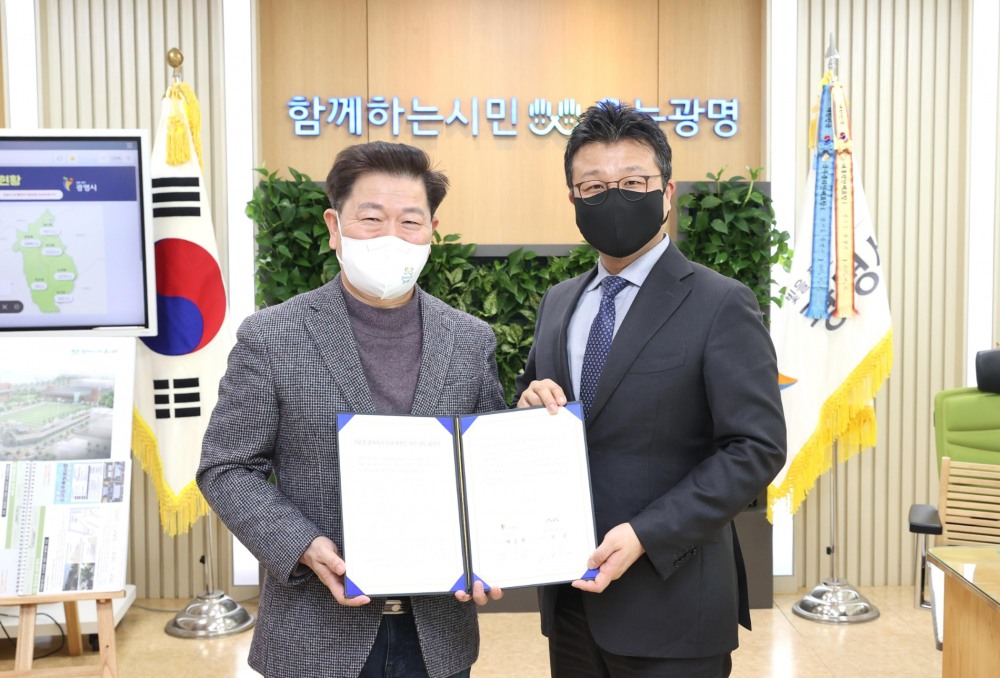 (왼쪽부터) 박승원 광명 시장, 고준 AK플라자 대표이사가 광명시청에서 ‘친환경 업사이클 문화 확산을 위한 업무협약’을 맺고 기념촬영을 하고 있다./사진제공=AK플라자