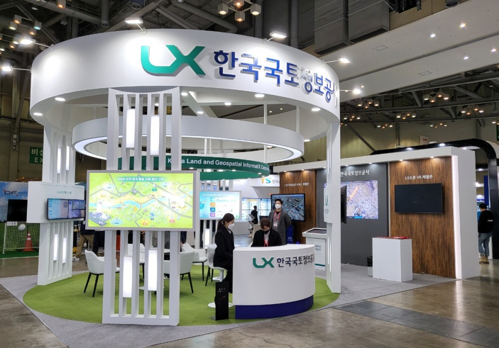 LX공사는 오는 26일까지 부산 벡스코에서 열리는 ‘2022 드론쇼 코리아’에 참가, 홍보부스를 마련해 UAM 핵심기반인 3차원 지형정보 제작기술을 소개하고 있다. / 사진제공=LX공사