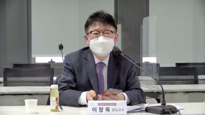이창욱 성균관대학교 경영대학 겸임교수가 '포스트 코로나 시대, 보험산업 대응 및 감독 규제 방향'에서 주제발표를 하고 있다./사진=비대면 세미나갈무리