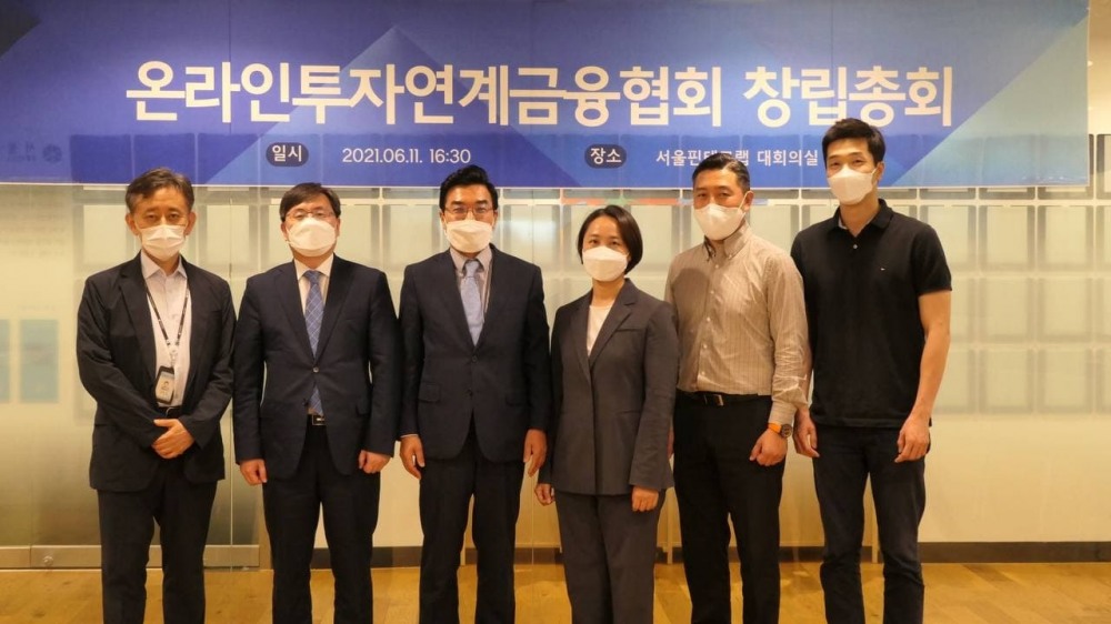 지난해 개최된 온라인투자연계금융협회 창립총회. 사진 왼쪽부터 김용태 금융감독원 국장, 임병훈 온라인투자연계금융협회 감사, 임채율 온라인투자연계금융협회장, 이효진 에잇퍼센트 대표이사, 김대윤 피플펀드컴퍼니 대표이사, 김성준 렌딧 대표이사. /사진제공=온투협회