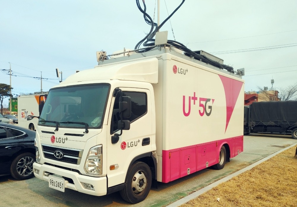 LG유플러스가 경북 울진에 배치한 이동 기지국이 피해지역으로 배송되고 있다. 사진=LG유플러스