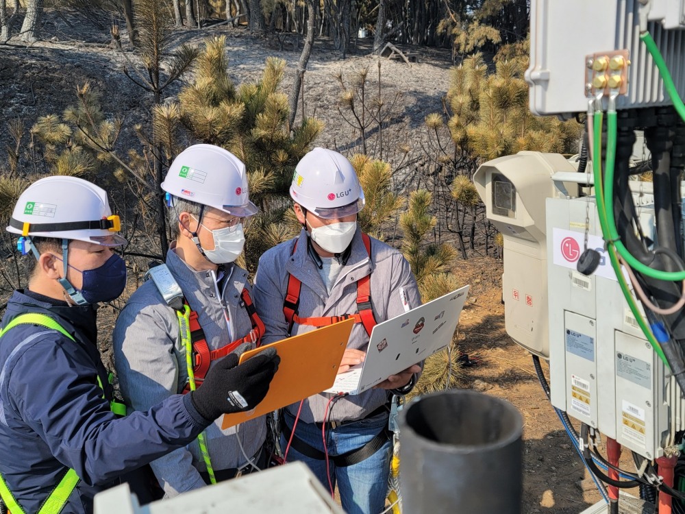 권준혁 LG유플러스 네트워크부문장(가운데)이 강원도 동해시 어달동 산불피해 현장을 방문해 화재가 났던 기지국, 중계기 등 설비를 점검하고 있다. 사진=LG유플러스