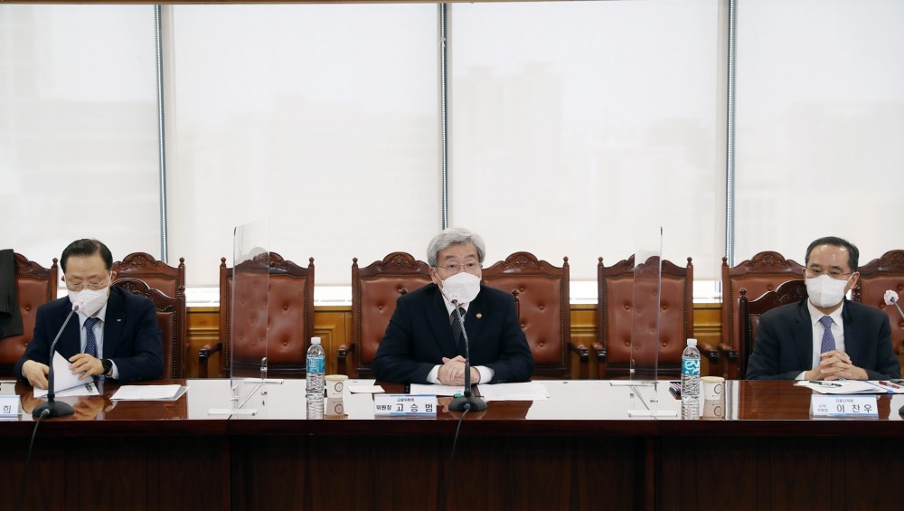 23일 금융위원회는 김광수 주요 금융업권협회, 정책금융기관과 간담회를 갖고 금융권 만기연장·상환유예 조치를 6개월 연장하기로 최종 결정했다./사진=금융위원회
