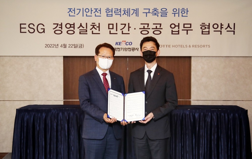 롯데호텔 안세진 대표이사(사진 오른쪽)와 한국전기안전공사 박지현 사장이 업무협약 체결 후 기념 촬영을 하고 있다./ 사진제공 = 호텔롯데