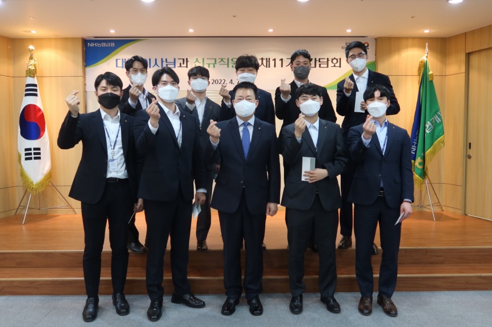 조두식 NH농협캐피탈 대표(앞줄 왼쪽에서 세번째)와 신규직원들이 간담회 후 기념촬영을 하고 있다. /사진제공=NH농협캐피탈