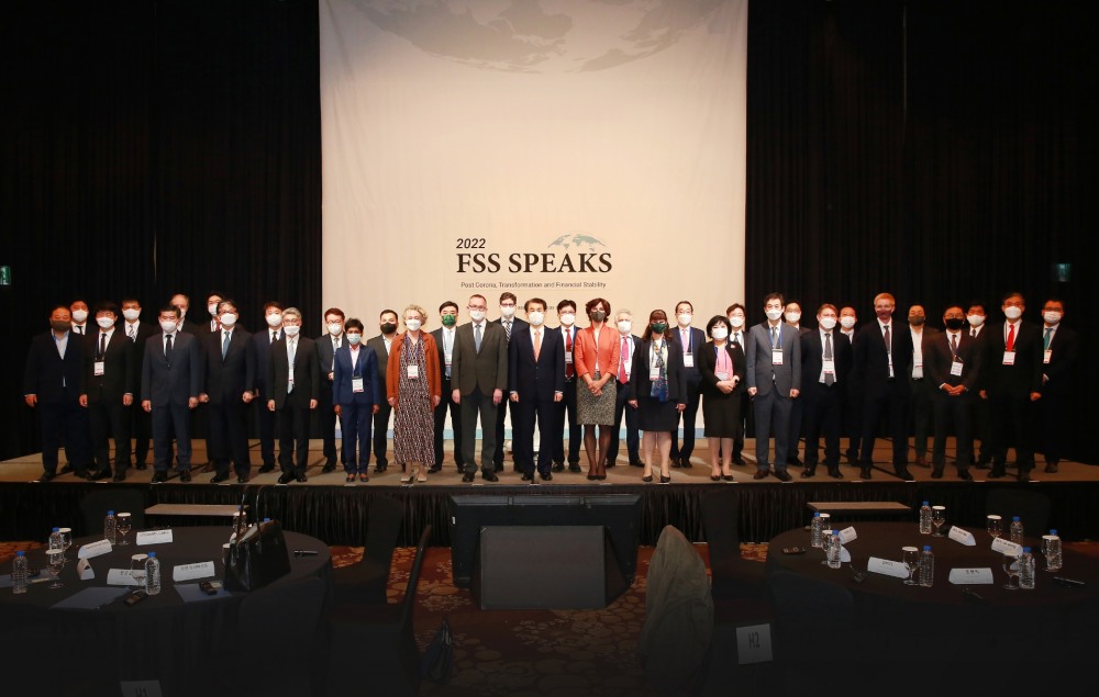 금융감독원은 29일 밀레니엄 서울 힐튼에서 'FSS SPEAKS 2022'를 개최했다. (하단 1열 왼쪽부터) 웰스파고은행 박재웅/한불상공회의소 윤성운/주한미국상공회의소 제임스 김/ 노무라금융투자 후나비키 토모유키/금감원 이준수 부원장보/도이치은행 찬드라 말리카/주한스위스대사관 다그마 슈미트 타르탈리/주한영국대사관 콜린 크룩스/금감원 정은보 원장/주한 네덜란드 대사관 조앤 도너바르트/주한 호주대사관 캐서린 레이퍼/금감원 김미영 부원장보/금감원 이경식 부원장보/호주 뉴질랜드 은행 크리스토퍼 폴 라시티/주한 영국 상공회의소 그래함 존스턴/DBS은행 김길수/베이링 자산운용 박종학. (상단1열 왼쪽부터) 메릴린치증권 신진욱/중국공상은행 하소건/ING은행 필립 반 후프/ 제이피모간체이스은행 오종욱/금감원 조영익 부원장보/HSBC은행 정은영/에이아이생명보험 피터 정/BNP파리바 카디프생명 오준석/비엔피파리바은행 필립 누와로/중국은행 황덕/크레디아그리콜 코퍼레이트 앤 인베스트먼트뱅크 제랄드 마스네/골드만삭스증권 정형진/소시에테제네랄 오인환/SG증권 강준환/미즈호증권 아유무 야마우치/뱅크오브아메리카 임현욱/MUFG은행 후지모토 준/뱅크오브아메리카 박준우. / 사진제공= 금융감독원(2022.04.29)