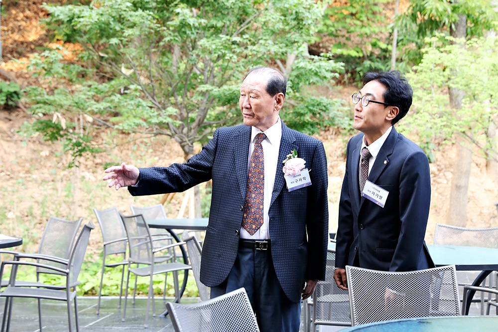 2017년 지수원 개관식에 참석한 구자학 아워홈 회장(사진 왼쪽)./ 사진제공 = 아워홈