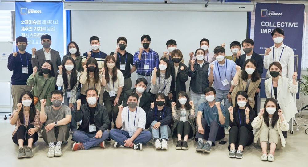 지난 12일 ‘신한 스퀘어브릿지 제주’에 선발된 스타트업 8개 연합팀이 기념촬영을 하고 있다./사진=신한금융그룹