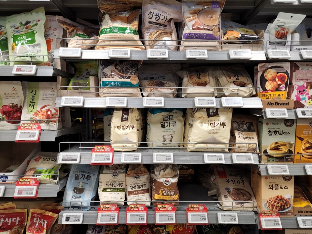 16일 외신에 따르면 인도 정부가 밀 수출 금지를 발표했다. 사진은 16일 수도권의 한 대형마트 밀가루 매대 모습./사진=나선혜기자