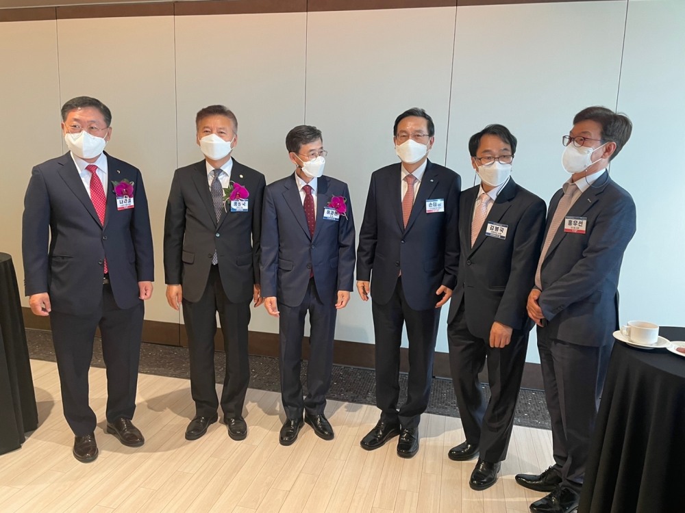 17일 서울 명동 은행회관에서 열린 '2022 한국금융미래포럼'에 금융권 인사들이 참석해 자리를 빛냈다. (왼쪽부터) 나재철 금투협회장, 홍성국 국회의원, 허과현 한국금융신문 회장, 손태승 우리금융지주 회장, 김봉국 한국금융신문 사장, 홍우선 코스콤 사장 / 사진= 한국금융신문(2022.05.17)