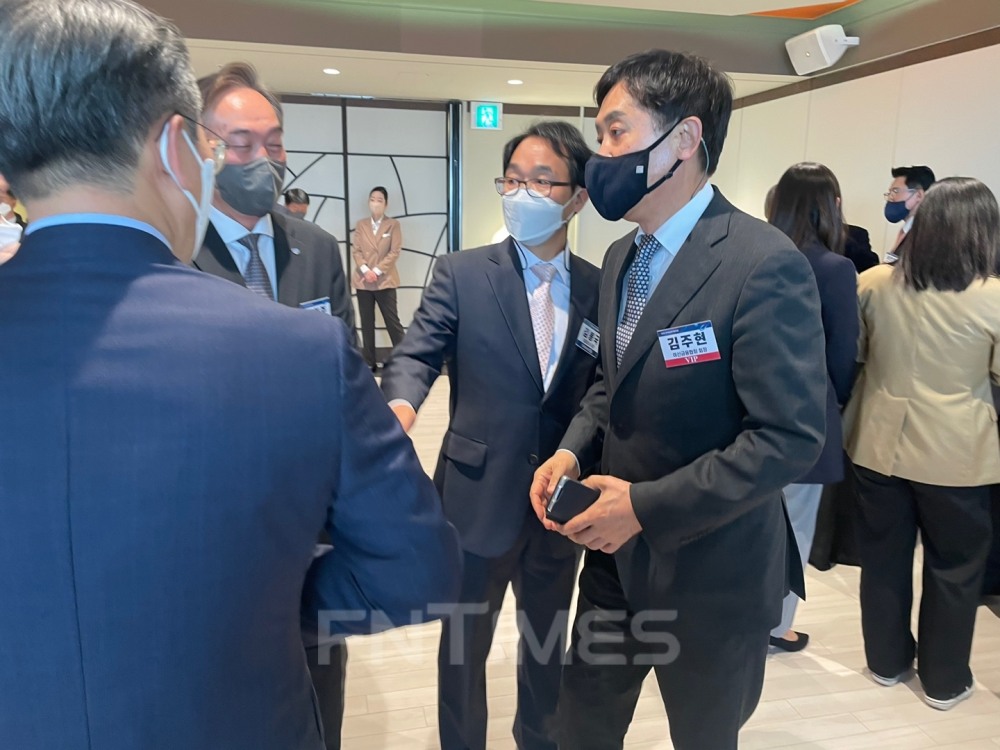 김주현 여신금융협회장이 신현준 신용정보원장, 김봉국 한국금융신문 사장 등과 인사를 나누고 있다./사진=전하경 기자