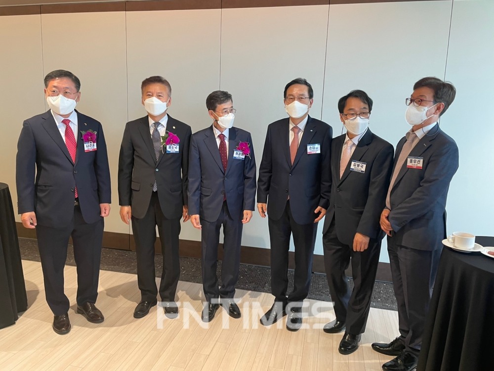 (왼쪽부터) 나재철 금융투자협회장, 홍성국 의원, 허과현 한국금융신문 회장, 손태승 우리금융지주 회장, 김봉국 한국금융신문 사장, 홍우선 코스콤 사장이 기념촬영을 하고 있다./사진=전하경 기자