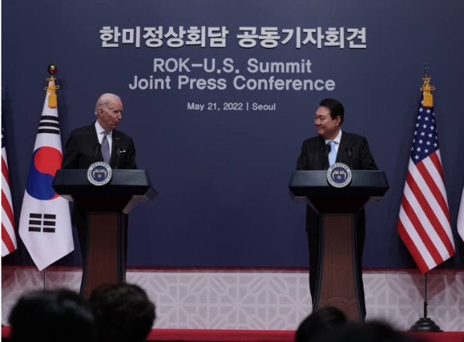 윤석열 대통령(사진 오른쪽)과 조 바이든 미국 대통령(사진 왼쪽)은 지난 21~22일 한미 정상회담을 진행했다. 사진=대통령실 갈무리.