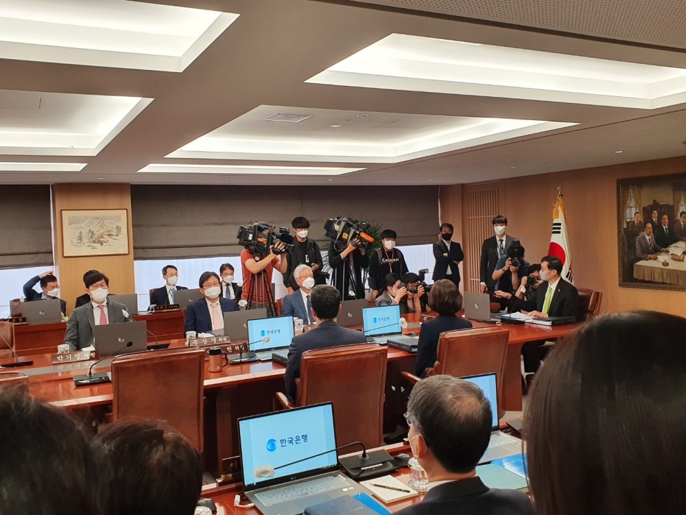 26일 서울 태평로 삼성본관 건물에 위치한 한국은행에서 진행된 5월 금융통화위원회에서 이창용 총재가 의사봉을 두드리고 있다. 이날 금통위는 6인 체제로 이뤄졌다. / 사진= 한국금융신문(2022.05.26)