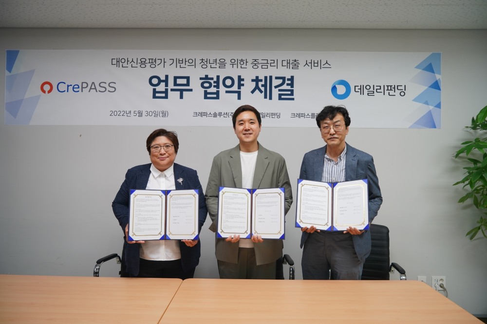 이민우 데일리펀딩 대표(가운데)가 김민정 크레파스솔루션 대표(왼쪽), 오현덕 크레파스플러스 상무(오른쪽)와 업무협약을 체결했다. /사진제공=데일리펀딩