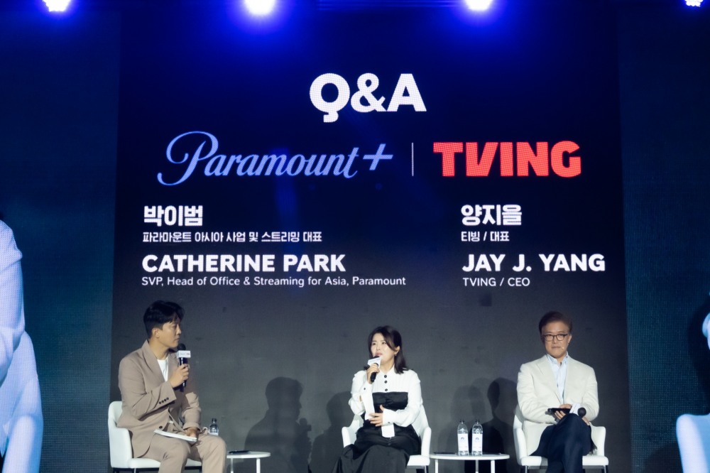 (왼쪽부터) 진행자 김환 아나운서, 박이범 파라마운트 대표, 양지을 티빙 대표가 질의 응답 시간을 가지고 있다./사진제공=티빙