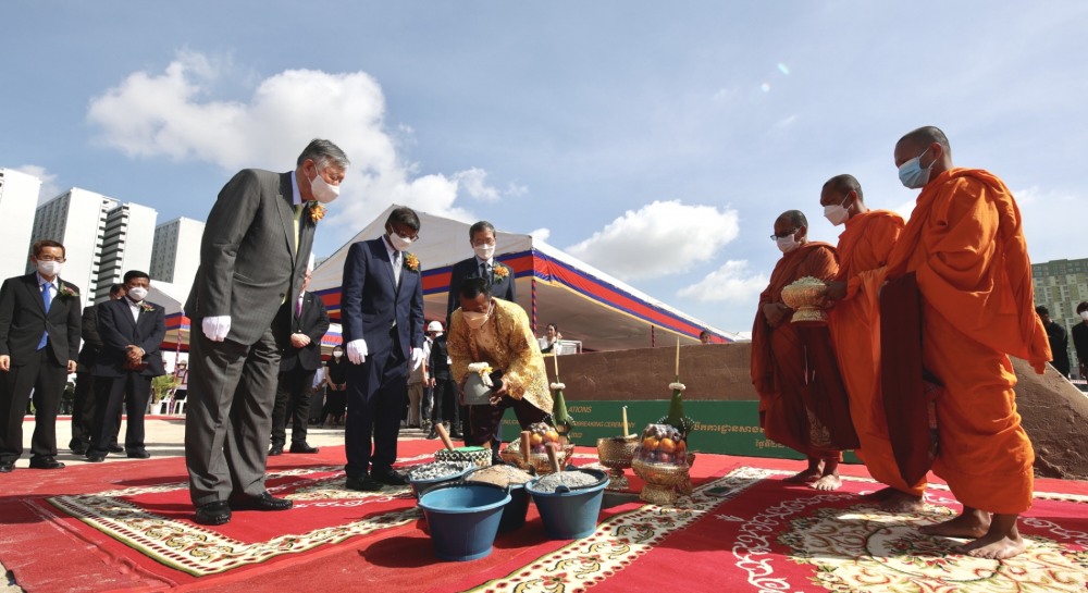 왼쪽부터 부영그룹 이중근 회장, 항 춘 나론 캄보디아 교육부 장관, 박흥경 주캄보디아 한국대사가 캄보디아 부영타운 內 ‘우정(宇庭) 캄보디아 학교’ 기공식 기념 ‘홀 세레머니’를 하고 있다. / 사진제공=부영그룹