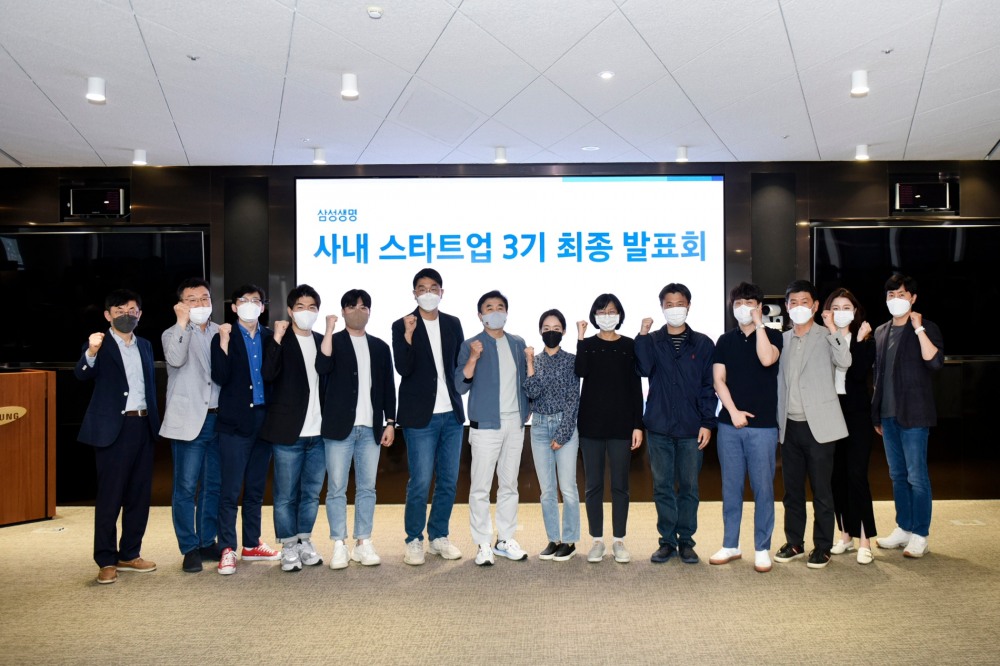 전영묵 삼성생명 사장(왼쪽 7번째)이 사내 스타트업 3기 최종 발표회 진행 후 기념촬영을 하고 있다./사진=삼성생명