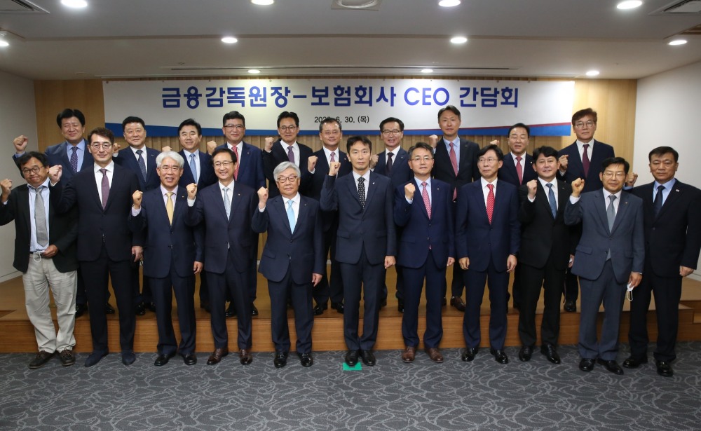 30일 생명보험교육문화센터에서 열린 보험사 CEO-금감원장 간담회 후 보험사 CEO과 이복현 금감원장이 기념촬영을 하고 있다./사진=금융감독원