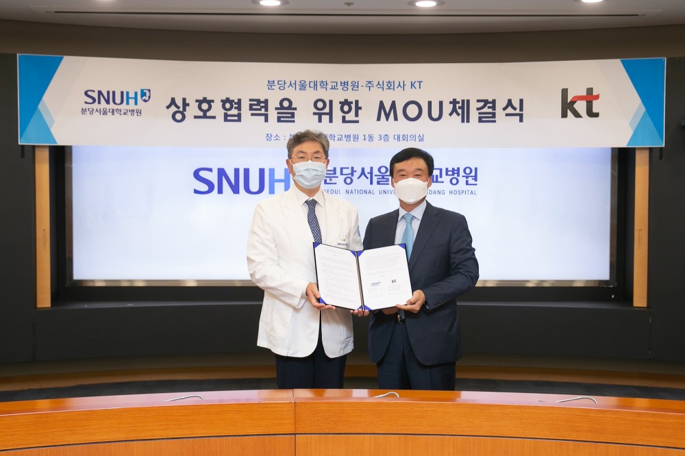 백남종 분당서울대병원 병원장(왼쪽)과 윤경림 KT 그룹Transformation부문장(오른쪽)이 의료 DX 사업 공동 추진을 위한 MOU 체결 후 기념 촬영을 하고 있다. 사진=KT