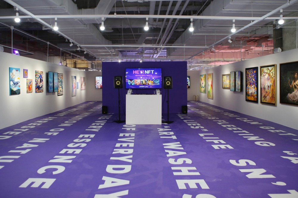AK플라자가 NFT를 활용한 대큐모 아트 마켓 플레이스 '헤이(HEY)! NFT'를 AK&홍대에 열었다./사진제공=AK플라자